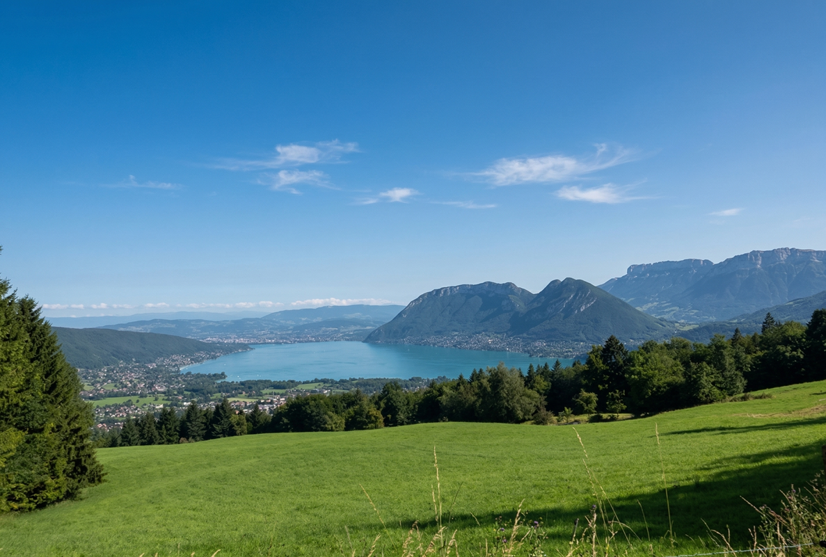Vue panoramique sur le lac d'Annecy depuis la côte de la Magne en vélo électrique
